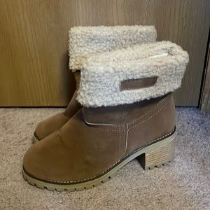 Brown stylish boots with tan sherpa Size:8